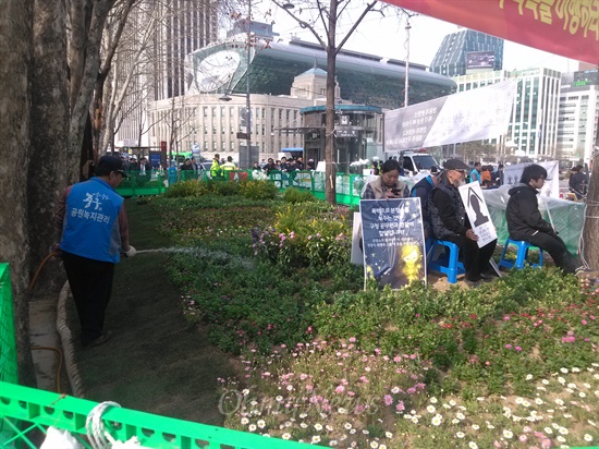  17일 오전, 문화재청이 덕수궁 돌담 석가래 보수작업을 위해 설치한 펜스를 철거하자 중구청은 펜스 앞에 설치된 화단을 넓히는 작업을 진행했다. 이 과정에서 김정우 쌍용자동차 지부장과 고동민 조합원이 경찰에 연행됐다.
