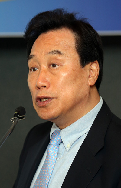 지난 3월 26일 한국경제연구원 주최로 열린 포럼에서 김광두 국가미래연구원장이 '창조경제와 경제민주화'를 주제로 강연하고 있다. 