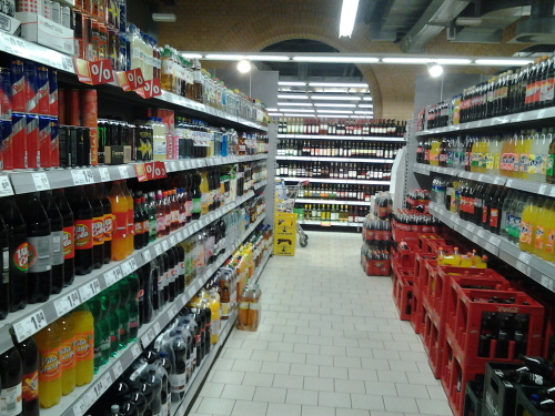 우리집 수퍼마켓의 탄산음료 진열대.(베를린 지역) 오른쪽에는 코카콜라 브랜드, 왼쪽에는 펩시 및 독일 토종브랜드들이 서로 마주보고 있다. 비타콜라의 모습도 볼 수 있다.