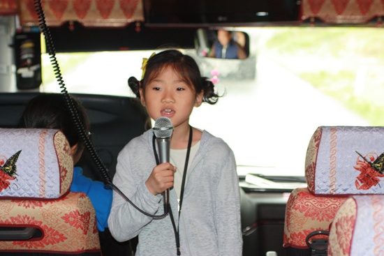 가수가 꿈인 여안초등학교 2학년 정예원 어린이가 춘향가의 한대목인 '군로사령'을 부르고 있다.