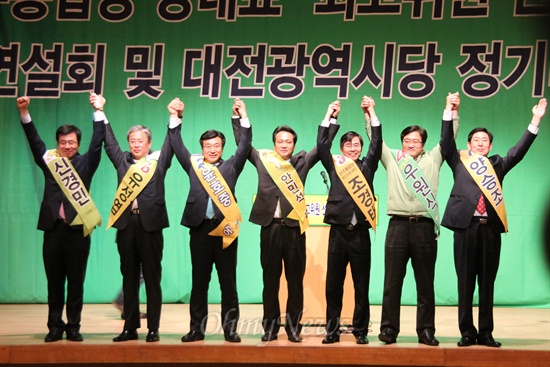 민주통합당 당대표 및 최고위원 선출을 위한 합동연설회가 18일 대전 컨벤션센터에서 열린 가운데, 7명의 최고위원 후보자들이 인사를 하고 있다.