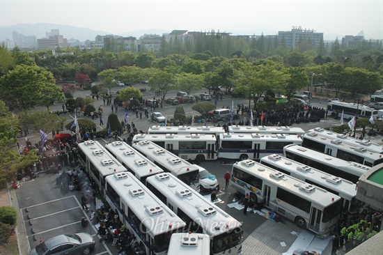 진주의료원 해산 조례 처리를 위한 경남도의회 본회의가 예정된 18일 경찰은 버스와 진압경찰을 동원해 도의회를 에워쌌다. 
