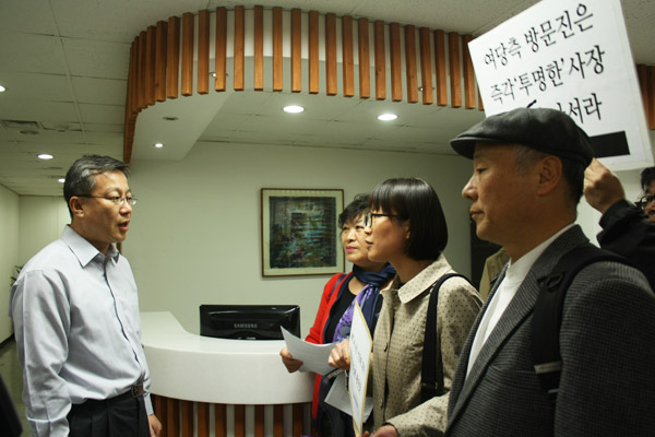 기자회견 참가자들이 방문진에 ‘MBC 새 사장 선임에 대한 언론시민단체 제안문’을 전달하고 있다.