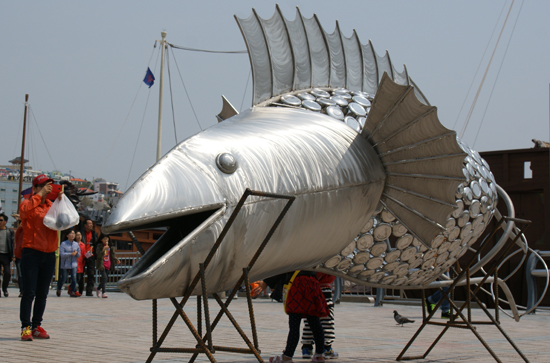  이중섭의 물고기를 공공조각으로 만들어 설치하기 전 제작과정을 일반에게 공개하고 있다.