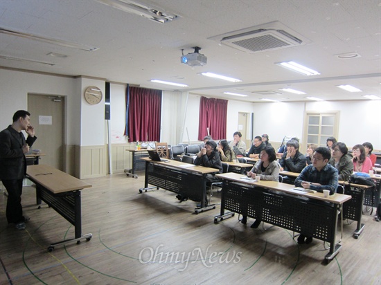  18일 저녁, 경기도 평택시 통북동 심리치유센터 와락에서 르포, 만화작가 16명이 섬섬프로젝트 첫 모임을 열었다. 이 자리에서 하종강 성공회대 노동대학장은 특강을 열고 한국사회의 노동운동의 열악한 상황을 설명했다.