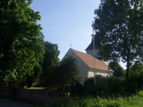 교회 앞에 작은 십자가가 있는데, 1951년에 분열되었고 1990년에 통일되었다고 적혀있다.