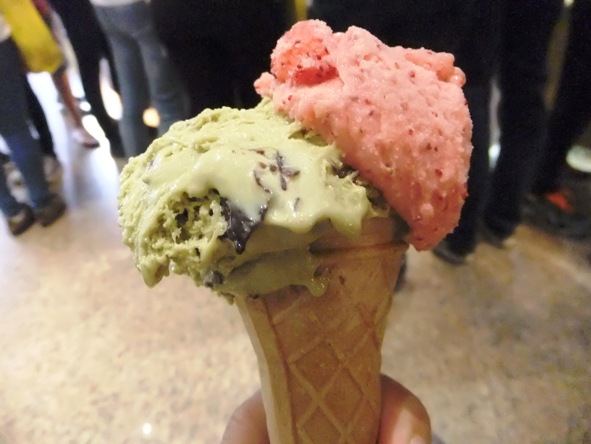 이탈리아 사람들은 '젤라또'라고 부르는 아이스크림도 이탈리아의 부가가치 높은 관광상품이다. 로마의 유명한 젤라또 가게는 그 맛을 보기 위해 관광객들이 1시간씩 줄을 서기도 한다.