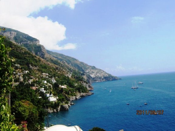 푸른 바다와 깎아지른 바위산이 근사한 조화를 이루는 이탈리아의 아말피 해변.