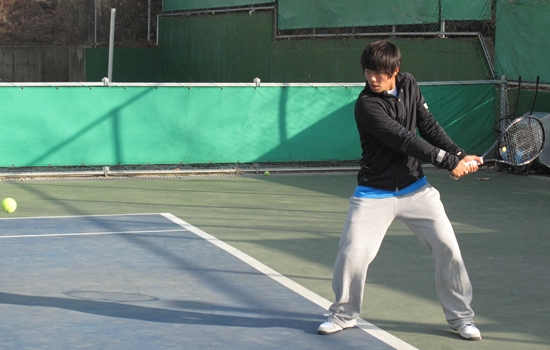  테니스 주니어 국가대표 이덕희 선수가 모교인 제천동중학교에 마련된 코트장에서 훈련을 하고 있다. 