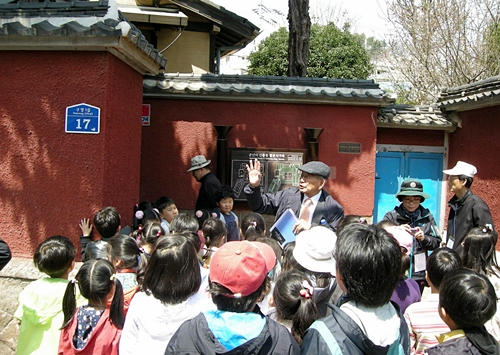 일본식가옥 입구에서 집주인 히로쓰에 대해 설명하는 김양규 전 군산문화원장.
