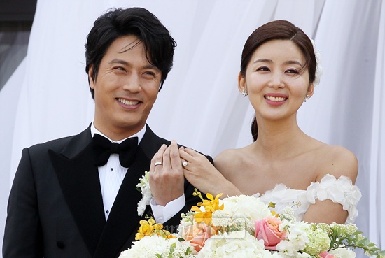  배우 한재석과 박솔미가 21일 오후 서울 광장동 쉐라톤 그랜드 워커힐호텔에서 가진 결혼식 기자회견에서 사랑의 징표인 반지를 보여주고 있다.