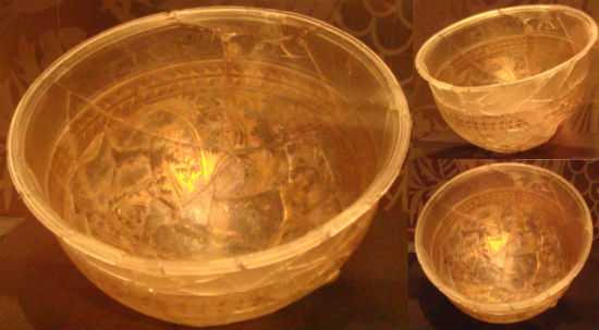 　　금 안칸서스 무늬 그릇 BC.250 년 무렵, 이탈리아 프리아주 카놋사 무덤에서 출토된 유리그릇으로 금과 나트륨　유리로 만들었으며 안티몬으로 색을 없앴습니다. 
