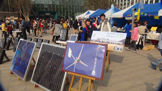 지난 3월, 서울광장에서 열렸던 후쿠시마 원전사고 추모행사에 강신호박사가 제작해 전시한 대안에너지 작품들
