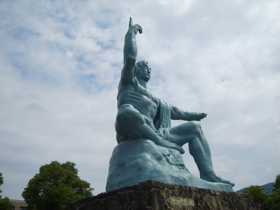 나가사키 평화공원 북쪽 정중앙에 우뚝 솟은 평화기념상.