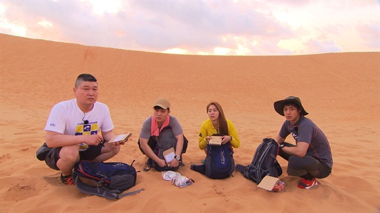  지난 21일 첫 방송된 SBS <맨발의 친구들>의 한 장면. (왼쪽부터) 강호동·김범수·유이·김현중이 베트남 사막 한가운데 있다. 