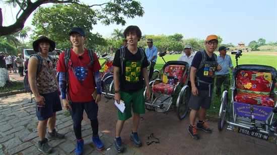  SBS <맨발의 친구들> 출연진이 베트남의 전통 교통수단인 Cyclo(씨클로)기사로 변신했다.