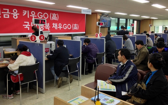 22일 오전 국민행복기금 가접수 신청을 위해 서울 강남구 역삼동의 한국자산관리공사 3층을 찾은 신청자들이 차례를 기다리고 있다.