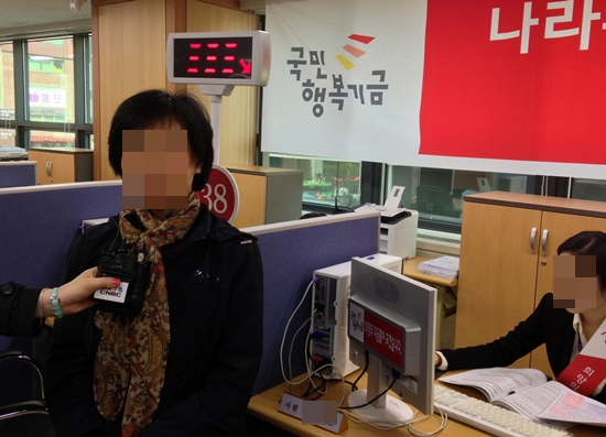 국민행복기금 가접수 '1호'인 송 아무개씨가 언론 인터뷰에 답하고 있다.