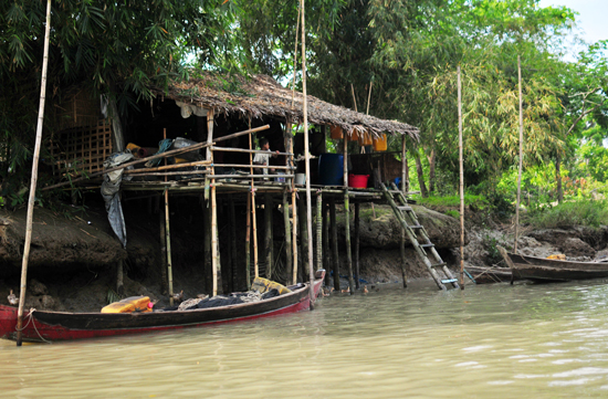 강 위에 집을 짓고 사는 버마인들. 남부 저지대 사람들 상당수가 이처럼 물 위에 거주합니다.