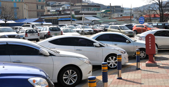 예산군청 앞 민원인주차장과 도로변에 가득찬 자동차