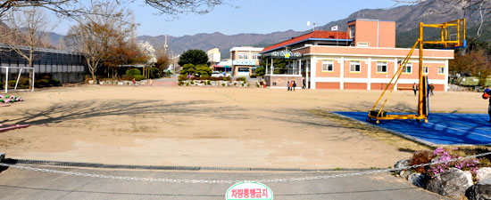 올해 국민체육진흥공단 지원금 3억5000만원이 확정된 시량초등학교 운동장 모습. 당초계획은 마사토운동장이었으나 인조잔디가 재검토되고 있다.