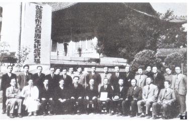 1946년 덕수궁에서 한글날 기념식을 마치고 김윤경, 이중화, 이극로, 장지영, 김병제, 최현배, 정태진의 모습이 보인다.
