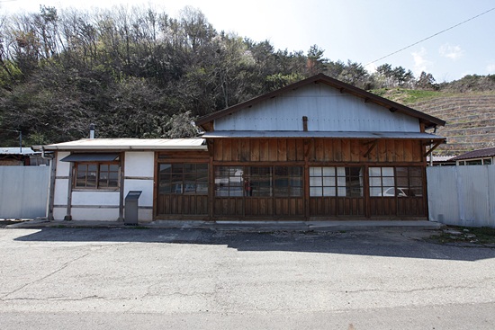 윤동주 시인의 유고가 보존되었던 정병욱 가옥은 등록문화재 제341호로 지정됐다.