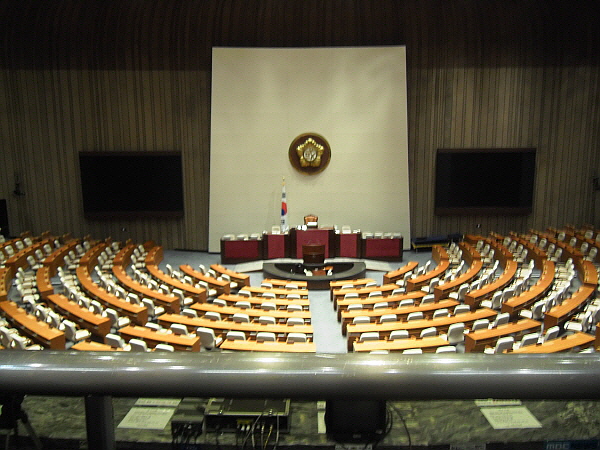 국회의사당 4층 방청석에서 바라본 3층 회의장. 