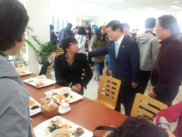 대전의 박범계국회의원이 국회를 방문한 센터의 교사와 아이들을 격려하고 있다. -식당에서
