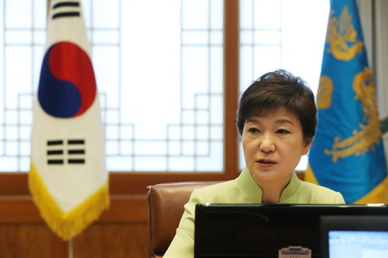 박근혜 대통령이 22일 청와대에서 열린 수석비서관회의에서 모두발언을 하고 있다.