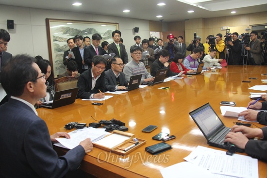  홍준표 경남지사는 23일 오후 경남도청에서 기자간담호를 열고 "경남도 서민 무상의료 추진 계획"을 발표했다.