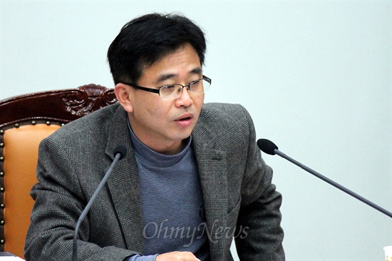 4월 23일 열린 군포시의회 행정사무조사특별위원회에서 송정열 위원장이 발언하고 있다.
