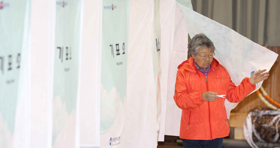  4.24 재·보궐선거일인 24일 오전 경남 함양군 함양읍 제일고등학교 제3투표소에서 한 유권자가 투표를 하고 있다.
