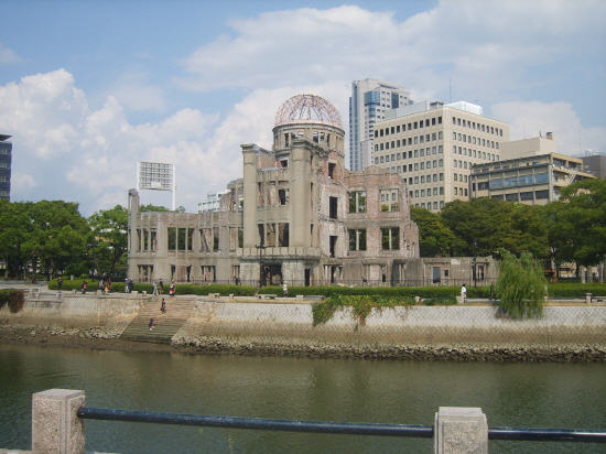 히로시마 원폭의 상징인 '원폭돔' 건물. 유네스코세계문화유산에 등재되어 있으며, 원폭 투하 당시에는 산업장려관이었다. 