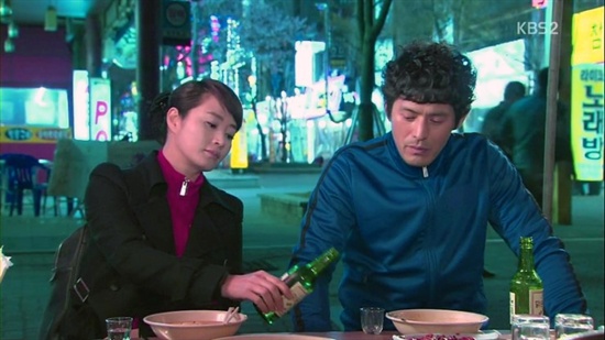  지난 23일 방송된 KBS 2TV 월화드라마 <직장의 신>에서 미스김(김혜수 분)이 장규직(오지호 분)에게 소주 한잔을 건네고 있다. 