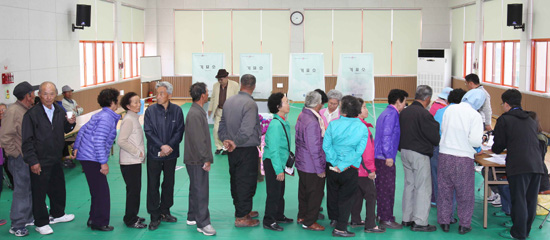 4·24 재보궐 선거일인 24일 오전 경남 함양군 함양읍 제4투표소에 마련된 천령유치원에서 유권자들이 투표를 하기  줄지어 서 있다.
