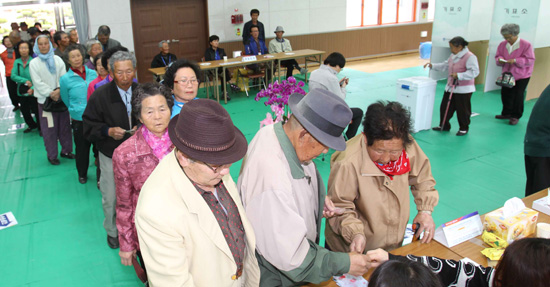 4·24 재보궐 선거일인 24일 오전 경남 함양군 함양읍 제4투표소에 마련된 천령유치원에서 유권자들이 투표를 하기  줄지어 서 있다.
