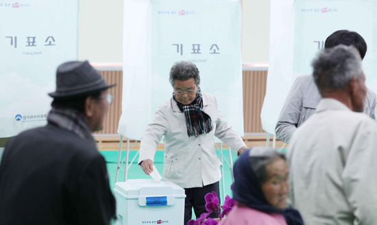 4·24 재보궐 선거일인 24일 오전 경남 함양군 함양읍 제4투표소에 마련된 천령유치원에서 유권자들이 투표를 하고 있다.
