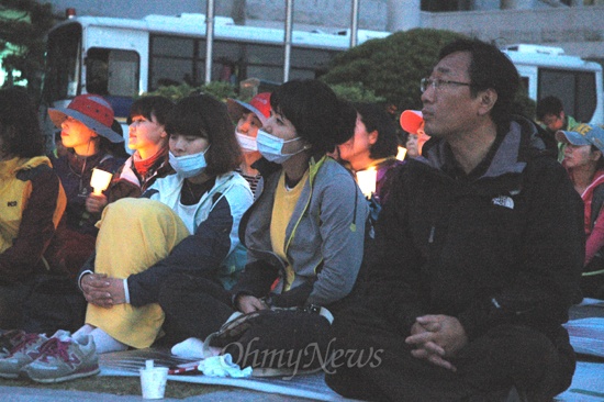  전국보건의료산업노동조합은 24일 저녁 경남도의회 앞에서 '진주의료원 정상화 촉구 촛불문화제'를 열었다. 사진은 석영철 의원 등이 앉아 있는 모습.