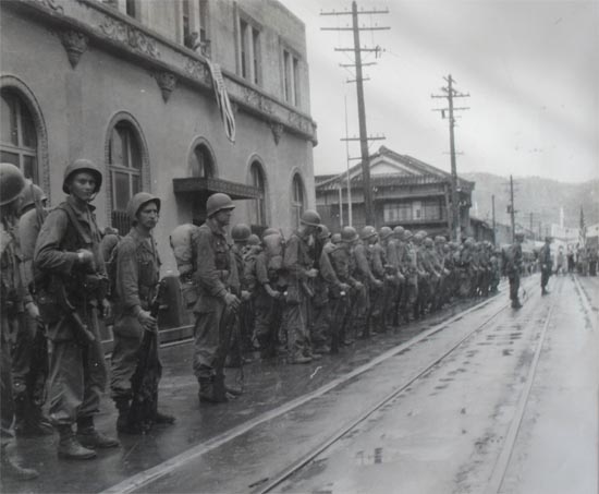동아시아 패권을 장악한 뒤의 미군. 사진은 한국전쟁 때 부산에 상륙한 미군의 모습. 부산시 서구 부민동의 임시수도기념관에서 찍은 사진이다.  
