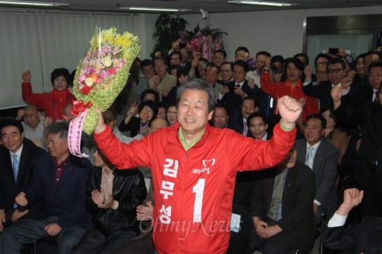  4.24 부산 영도 국회의원 재선거에 나선 김무성 새누리당 후보가 당선이 유력해지자 지지자들로부터 꽃다발을 전달받고 기뻐하고 있다.  