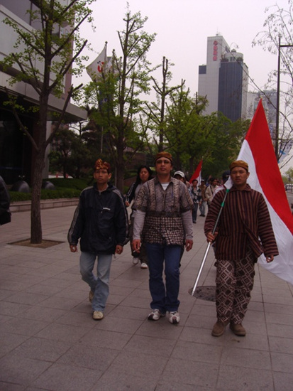 인도네시아 공동체와 함께 노동절 행사에서 행진하고 있는 T