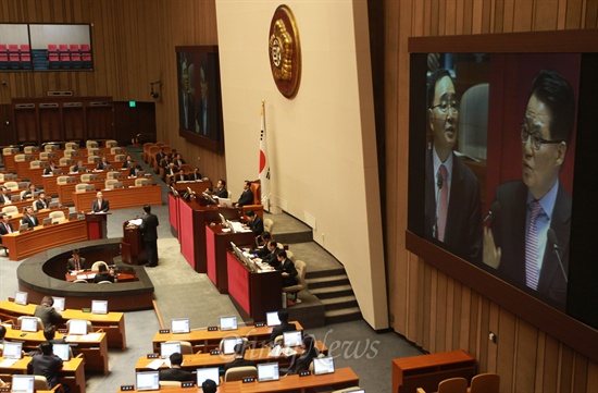 박지원 민주통합당 의원이 25일 오전 서울 여의도 국회 본회의장에서 열린 외교·통일·안보 분야 대정부질문에서 국정원의 선거개입 의혹과 경찰의 수사 축소, 은폐에 대해 정홍원 국무총리에게 질의하고 있다.
