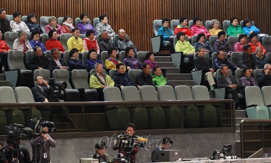24일 오전 서울 여의도 국회 본회의장을 방문한 시민들이 박근혜 정부 출범 이후 처음으로 열린 외교·통일·안보 분야 대정부질문을 지켜보고 있다.
