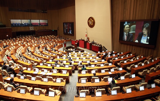 25일 오후 서울 여의도 국회 본회의장에서 열린 외교·통일·안보 분야 대정부질문에 많은 의원들이 참석하지 않아 자리가 비어 있다.