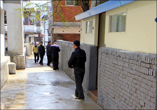 지구촌협동조합이 25일 문을 연 골목 화장실에서 볼일을 보고 가는 중국동포들. 