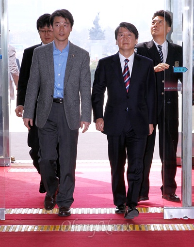 4·24 재보선에서 당선된 무소속 안철수 의원이 국회 등원 첫 날인 26일 오전 송호창 의원과 함께 국회 본청에 들어서고 있다. 
