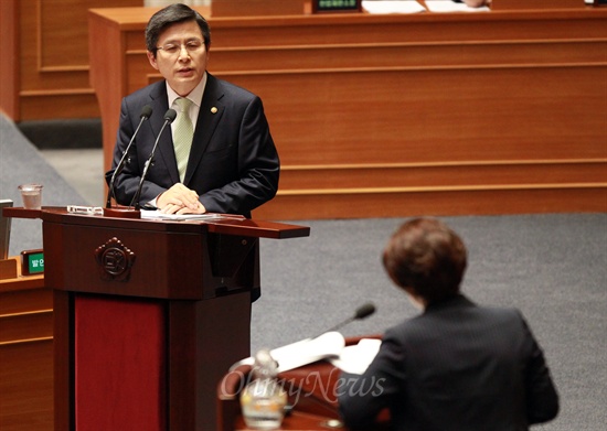 국정원 선거개입 의혹에 답변하는 황교안 장관  황교안 법무부 장관이 26일 오전 서울 여의도 국회 본회의장에서 열린 경제·교육·사회·문화 분야 대정부질문에서 국정원 선거개입 의혹과 관련해 김현미 민주통합당 의원의 질의에 답변하고 있다.