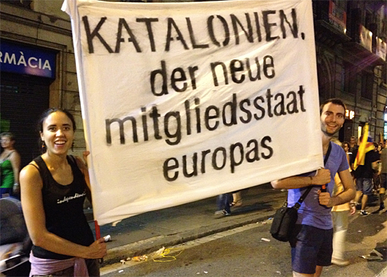 베를린에서 카탈루냐 독립을 위해 시가행진을 하는 모습. 왼쪽에 서 있는 이가 필자의 친구인 라이아. 그녀는 기자로서의 활동 뿐 아니라 카탈루냐 독립을 위해서도 적극적으로 활동하고 있다. 