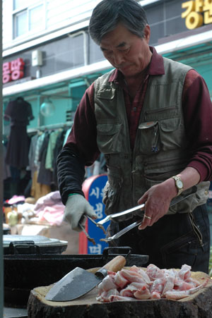 먹자골목에서 30년 동안 한결같이 튀김 닭을 튀겨오고 있는 '서울 치킨' 주인장 한봉휘(70)씨.